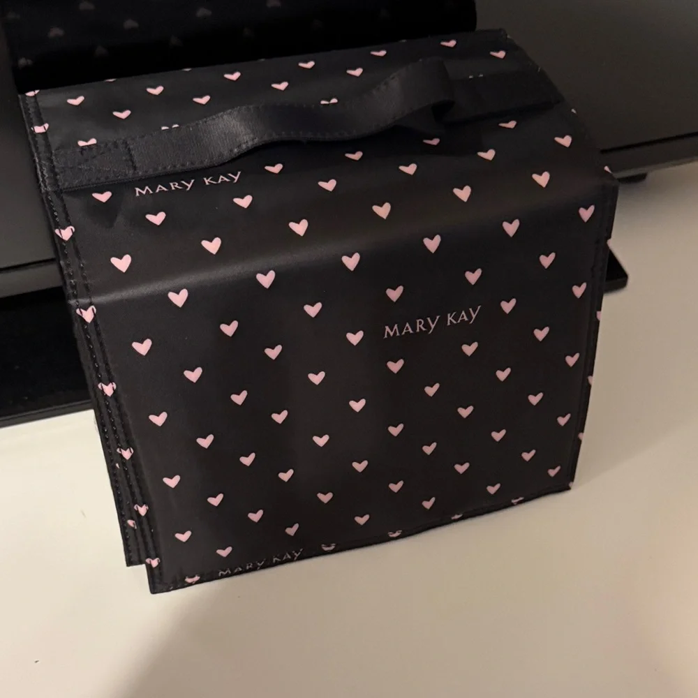 Mary Kay Black Tote with Pink Hearts /Make up bag.‎ New!